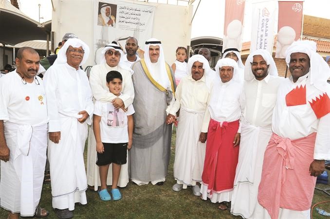 الشيخ سلمان الحمود متوسطا النواخذة خليفة الراشد وعبدالرحمن المناعي وثامر السيار والزميل عدنان الراشد وبعض المشاركين في القفال