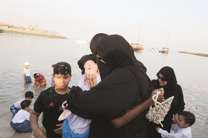 استقبال احد الشباب العائدين بالاحضان