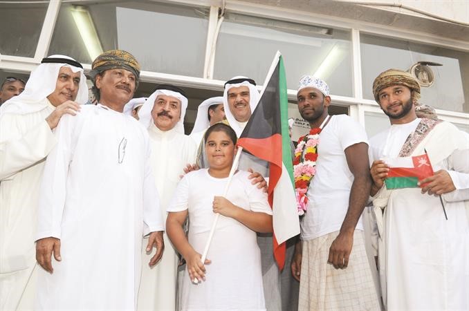 الشيخ سلمان الحمود ومحافظ حولي عبدالله الفارس يتوسطان مجموعة من الشباب العماني المشارك في الرحلة