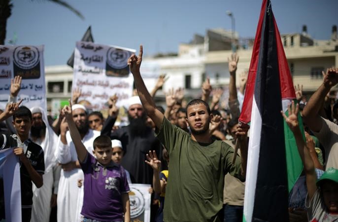 فلسطينيون من حركتي حماس والجهاد ينددون بالمفاوضات مع اسرائيل في غزة امس 	 افپ ﻿