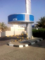 اللصوص نزعوا الماكينة برافعة