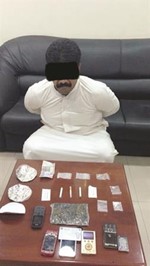 البدون بعد ضبطه من قبل نجدة الجهراء وامامه المضبوطات