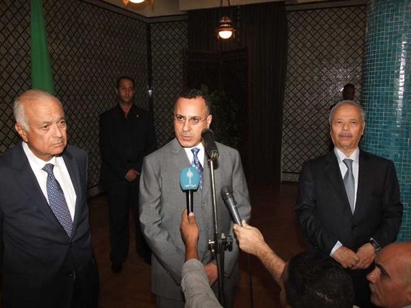 د نبيل العربي والسفير جمال الغنيم واحمد بن حلي خلال حفل التكريم﻿