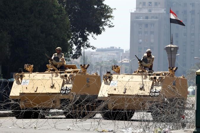 تامين قوي من الجيش لاحد مداخل ميدان التحرير امس رويترز