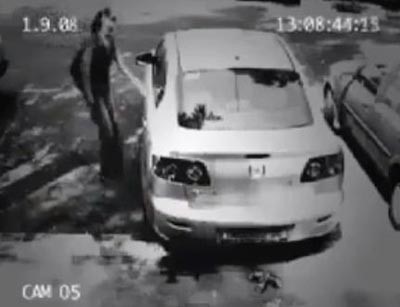 بالفيديو.. كاميرا مراقبة ترصد خدعة لص في سرقة سيارة