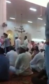 بالفيديو.. عراك حاد وفوضى عارمة بأحد مساجد الرياض بسبب السيسي