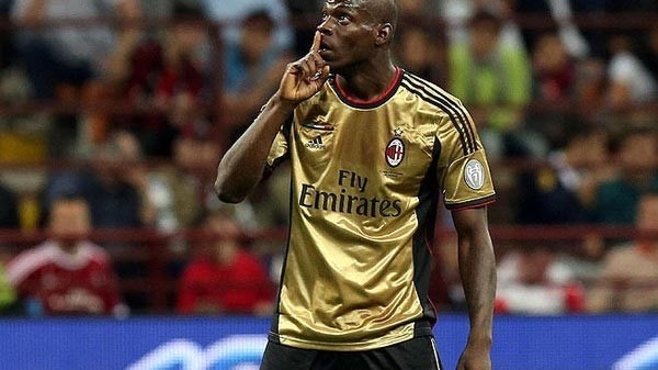 بالفيديو.. بالوتيلي يضرب زميله في تدريبات ميلان
