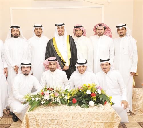 المعرس متوسطا عددا من اصدقائه	هاني عبدالله﻿