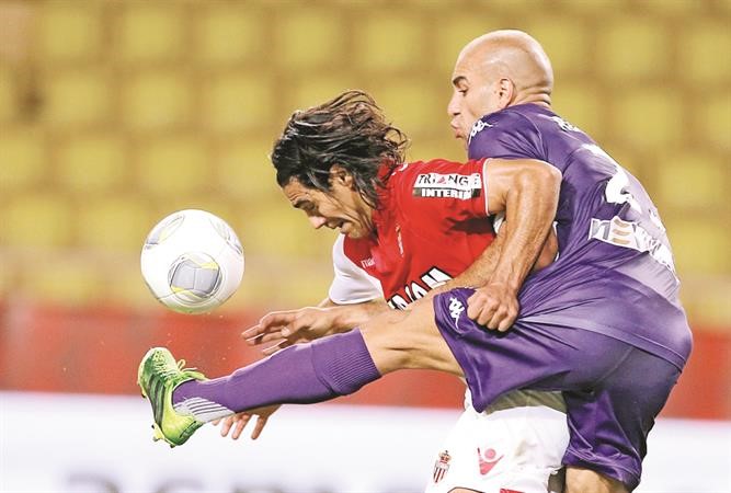 فالكاو في صراع على الكرة مع لاعب تولوز﻿
