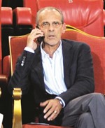مدرب الازرق الجديد جورفان فييرا يتابع مباراة الاولمبي مع الاخضر
