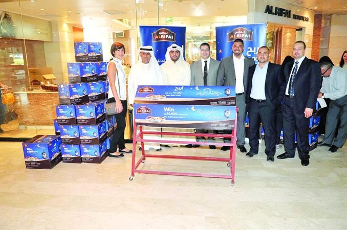 مديرو الشركة مع مندوبي وزارة التجارة والصناعة