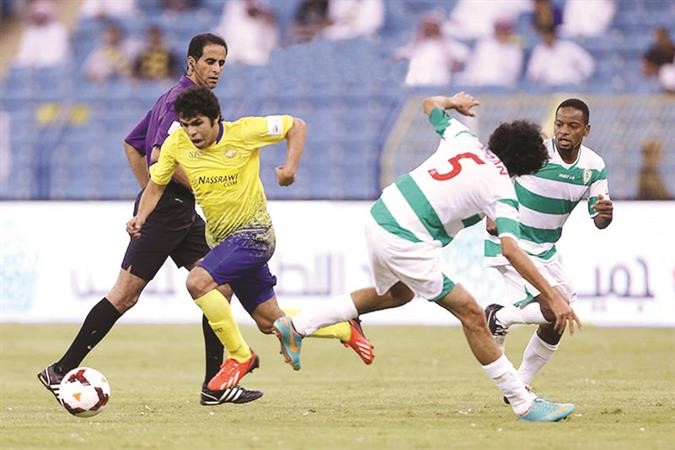 لاعب خط وسط النصر يحيى الشهري يمر من مدافع نجران موقع النصر