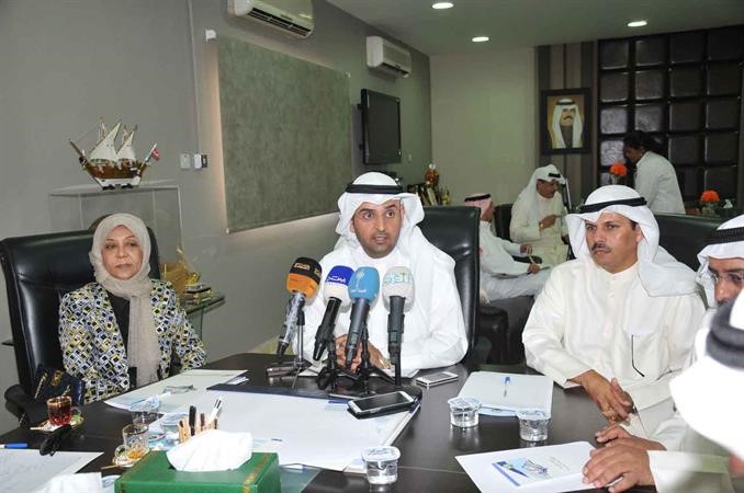 د نايف الحجرف و مريم الوتيد خلال الاجتماع 