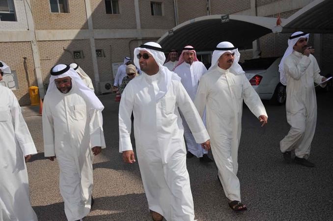 د نايف الحجرف وقيادات التربية خلال جولة في احدى المدارس محمد خلوصي