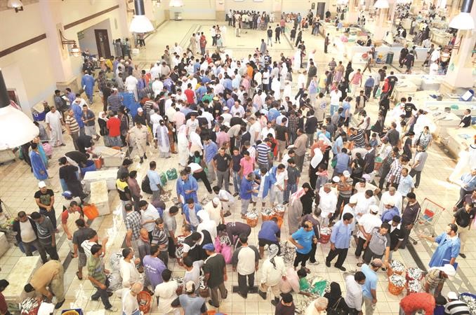 رواد سوق السمك بانتظار مصيد الروبيان
