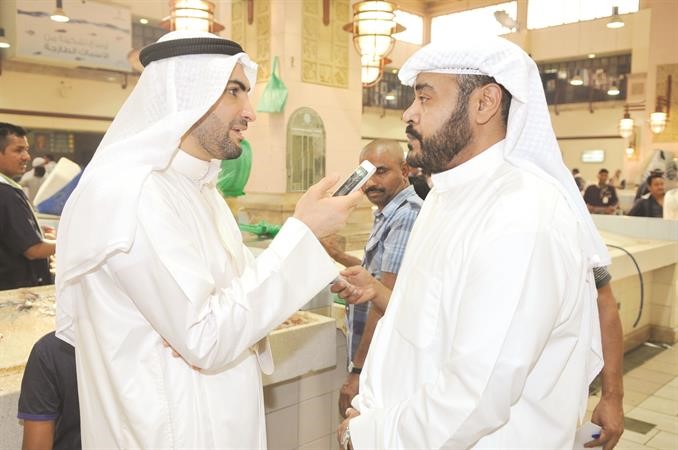 يوسف الشمري متحدثا للزميل محمد راتب 
