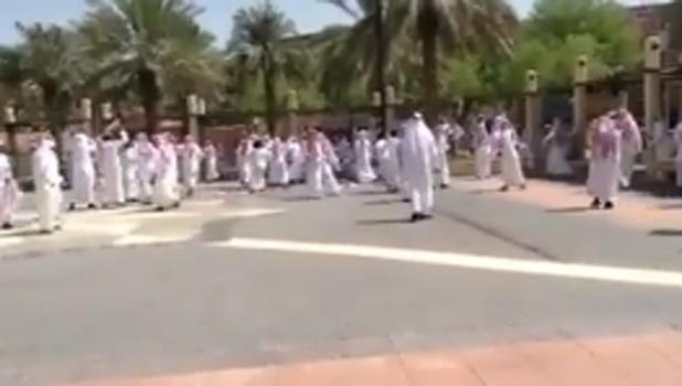 بالفيديو.. هوشة بين قبيلتين امام محكمة الرياض تم فضها بإطلاق النار