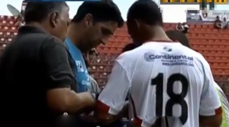 بالفيديو.. حكم يجبر لاعباً على خلع و اتلاف خاتم زواجه لإكمال اللعب