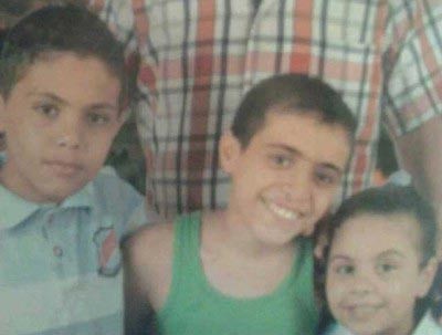 بالفيديو.. قصة الأطفال الثلاثة الذين قتلوا " معانقين بعضهم " في انفجار طرابلس .. وفيديو للحظة الانفجار وسقوط إمام المسجد