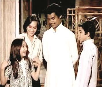 مشهد من مسلسل الى ابي وامي مع التحية الجزء الاول 