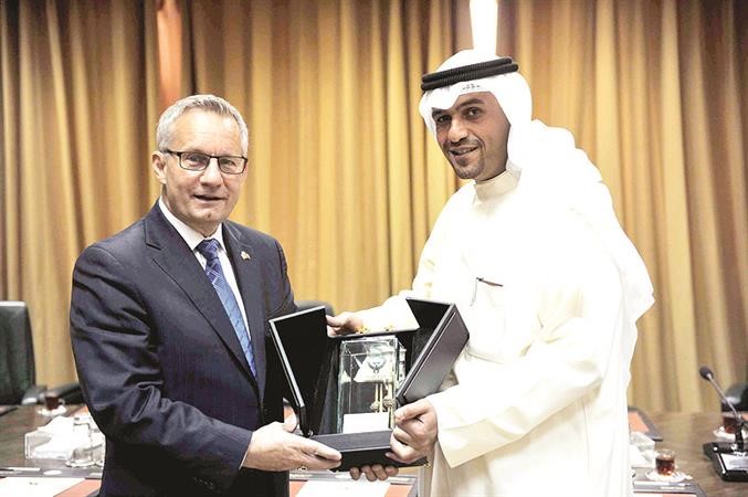 الصالح يهدي تذكارا الى وزير التجارة الكندي ايدوار فاست هاني عبدالله