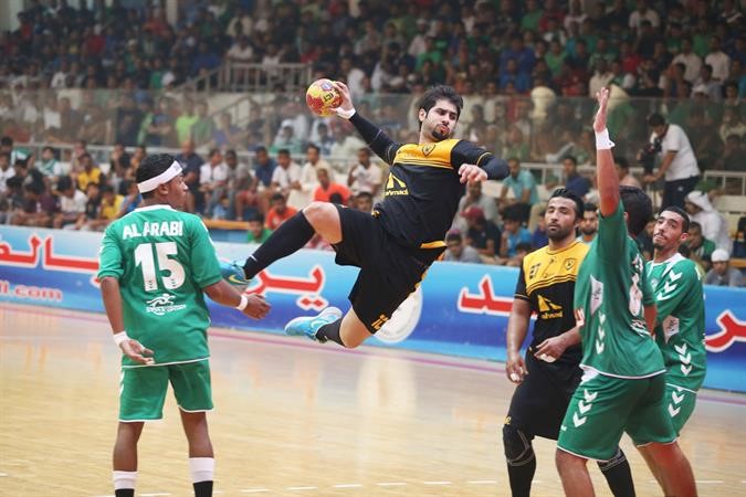 مهدي القلاف يصوب على مرمى العربي 	عادل اليعقوب﻿