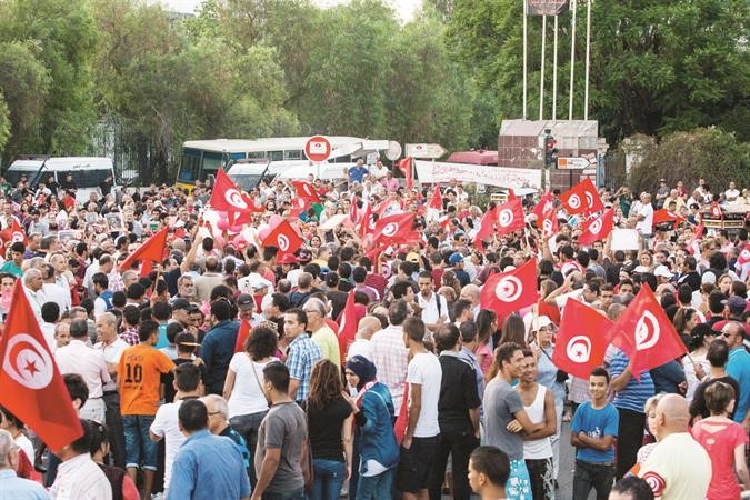 الاف التونسيين خلال تظاهرة حاشدة في بداية اسبوع ارحل المناهضة للحكومة امس الاول 	افپ﻿