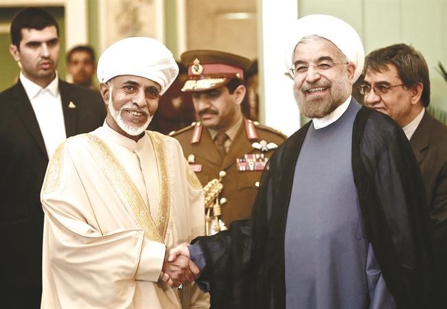 الرئيس الايراني حسن روحاني مستقبلا سلطان عمان السلطان قابوس بن سعيد في طهران امس 	افپ﻿