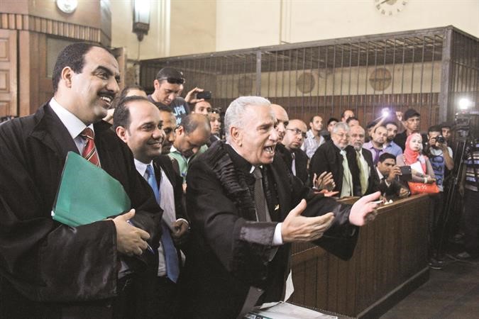 محامو قادة جماعة الاخوان المسلمين في بداية جلسة امس وقفص الاتهام لا يوجد به احد اپ