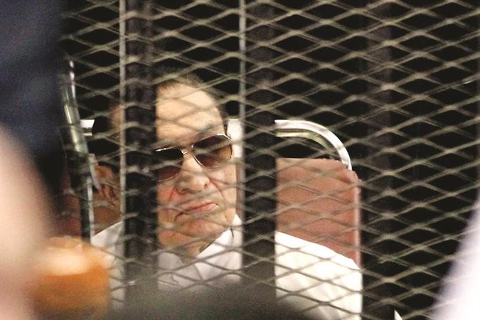 الرئيس الاسبق محمد حسني مبارك خلال جلسة محاكمته امس افپ
