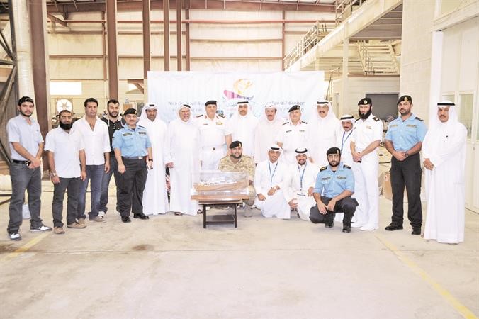 فيصل الحجي ويوسف الجاسم مع عدد من المشاركين في المشروع﻿
