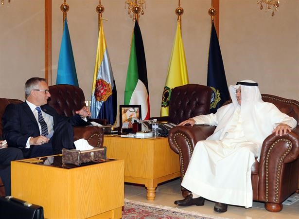 الشيخ خالد الجراح مستقبلا وزير التجارة الكندي