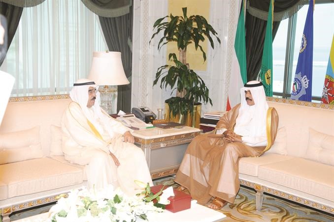 سمو نائب الامير وولي العهد الشيخ نواف الاحمد خلال لقائه الشيخ فيصل السعود 