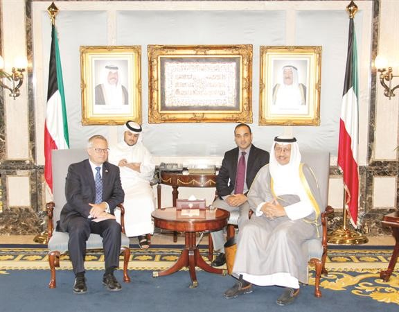 سمو رئيس الوزراء الشيخ جابر المبارك مستقبلا وزير التجارة الدولية بكندا ايدوارد فاست