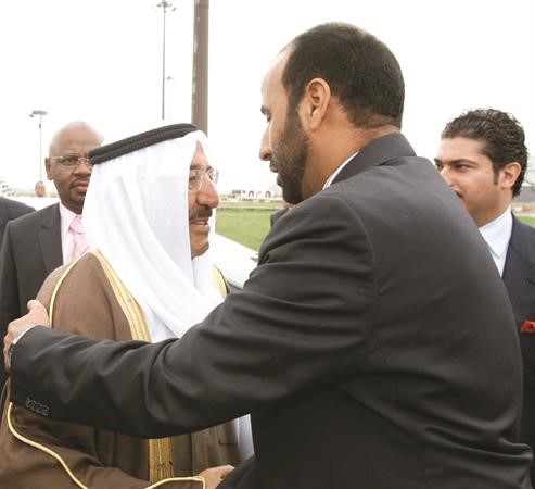صاحب السمو الامير مصافحا احد مودعيه
