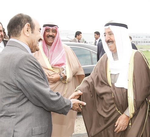 صاحب السمو الامير الشيخ صباح الاحمد مصافحا جاسم الخرافي بحضور الشيخ مشعل الاحمد