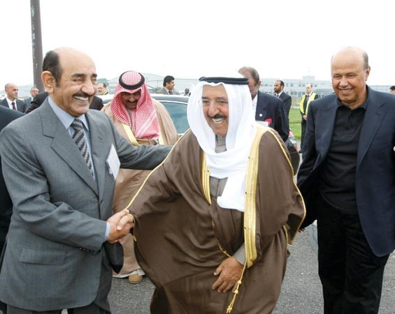 صاحب السمو الاميرالشيخ صباح الاحمد قبيل مغادرته بريطانيا وفي وداعه رئيس مجلس الامة السابق جاسمالخرافي ويبدو الشيخ مشعل الاحمد والسفير احمد فهد الفهد
