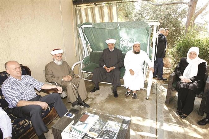 الشيخ سالم الرافعي مستقبلا النائبة بهية الحريري واللواء اشرف ريفي في طرابلس امس محمود الطويل 