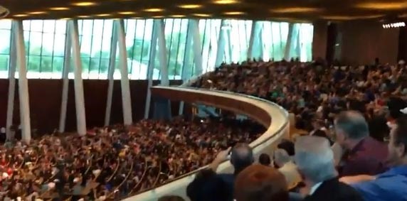 بالفيديو.. هرج ومرج بعد طيران نسر داخل قاعة مغلقة مليئة بالحضور في أميركا