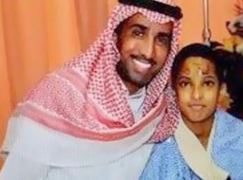 بالفيديو..فايز المالكي يتبرع بـ"بنتلي"الوليد لطفل فقد أسرته بحادث مروري