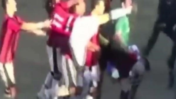 بالفيديو.. لاعب متهور كاد أن يقتل حكماً في مباراة مجنونة