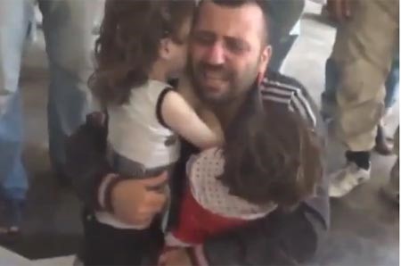 بالفيديو..سوري يودع بناته "يا أبي قومي دخيل الله"