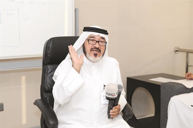 مستشار الادارة العامة الزميل يوسف عبد الرحمن متحدثا للفريق 
