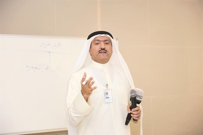 سكرتير تحرير الشؤون البرلمانية الزميل حسين الرمضان محاضرا