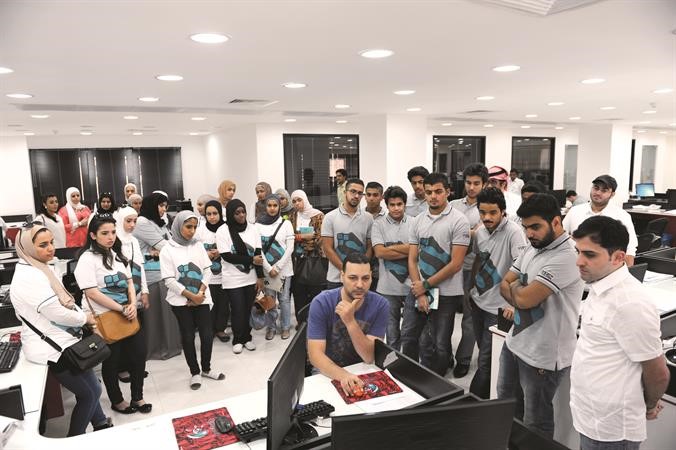 اعضاء فريق شقردي يتابعون شرحا من سكرتير تحرير الشؤون الاقتصادية الزميل زكي عثمان عن العمل في قسم الاقتصاد