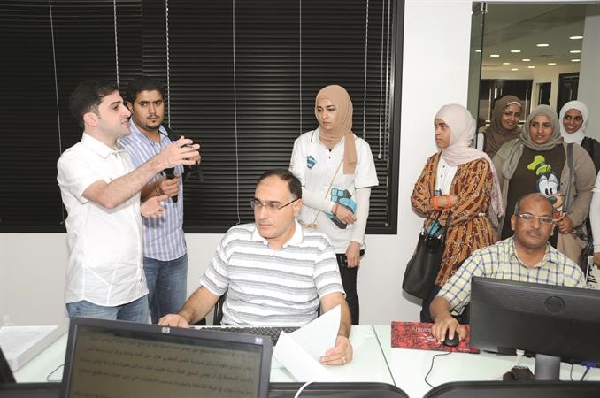 الزميلان اسماعيل احمد وحسين جلال يطلعان الفريق على الية العمل بقسم التصحيح