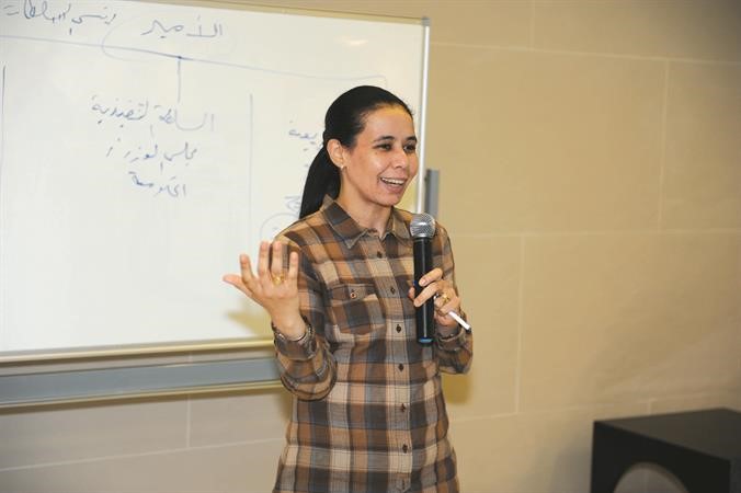 رئيسة قسم المحليات الزميلة عفاف مختار لدى شرح الية عمل القسم
