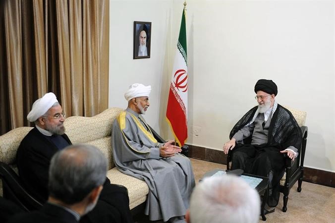 المرشد الاعلىاية اللهعلي خامنئي مستقبلا سلطان عمان قابوس بن سعيد بحضور الرئيس حسن روحاني في طهران امس رويترز