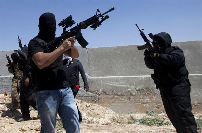 فلسطينيون يطلقون النار في الهواء خلال جنازة 3 شبان قضوا برصاص جيش الاحتلال في رام الله رويترز