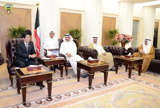 مرزوق الغانم خلال استقباله رئيس وزراء اليابان